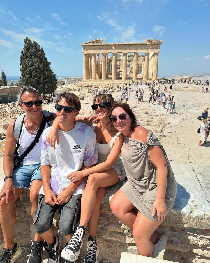 La familia posó frente al Partenón en Atenas. Foto: Instagram