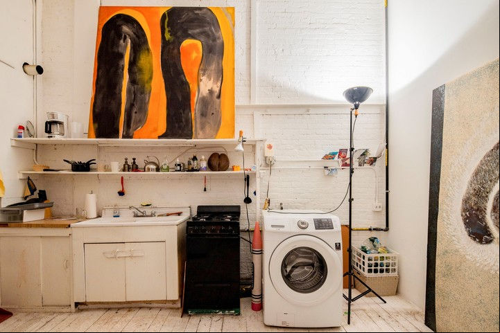 La cocina contiene el único fregadero de la casa. El cuadro pertenece a la serie "Elefante" del artista. Foto Katherine Marks para The New York Times