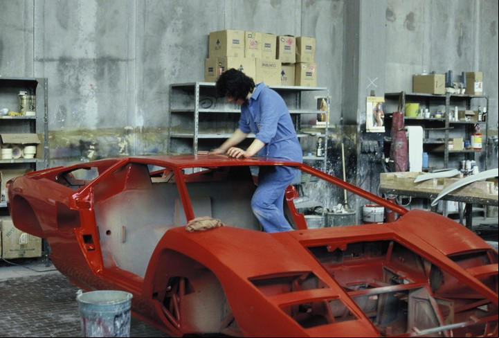 El armado de la estructura y la carrocería del Lamborghini Countach se hacía a mano.