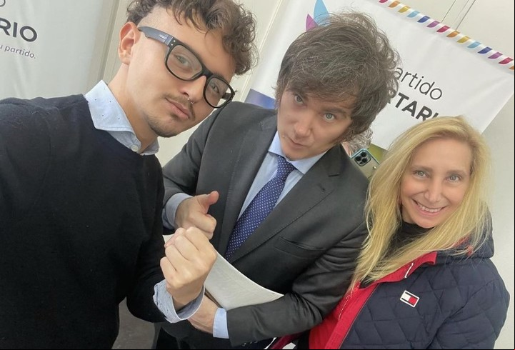 Juan Boutet, líder de la Juventud de La Libertad Avanza en la Ciudad, junto a Javier y Karina Milei. Foto Instagram