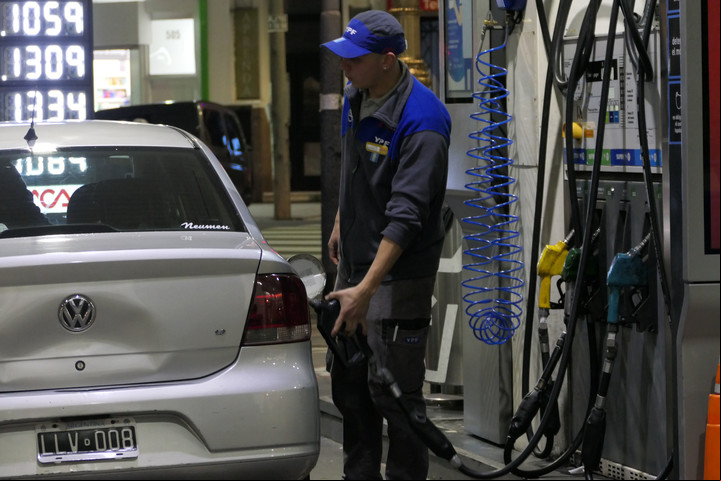 Los miércoles son los días más convenientes en YPF. Foto: Enrique Garcia Medina - Clarín.