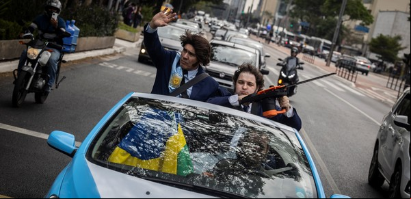 "Milei de Floripa": quién es el candidato brasileño que imita al presidente argentino y hace campaña con la motosierra
