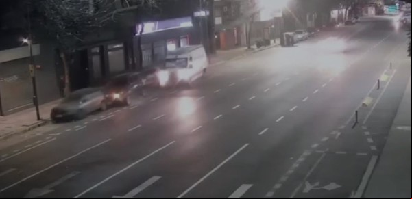 Video: una ambulancia fuera de control chocó a tres autos estacionados en Chacarita