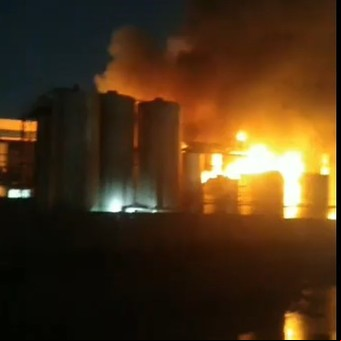 Importante incendio en una refinería de grasas en Quilmes: llamas de gran magnitud y una densa columna de humo