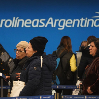 Tras el paro de Aerolíneas Argentinas, el Gobierno avisó que no hay plata para aumentos y los gremios amenazan con endurecer las medidas de fuerza