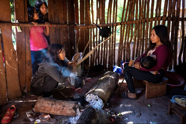 Integrantes de la comunidad guaraní Kaaguy Pora II, en las afueras de Andresito, cerca de las Cataratas del Iguazú, en Misiones. Foto de Rodrigo Abd / AP