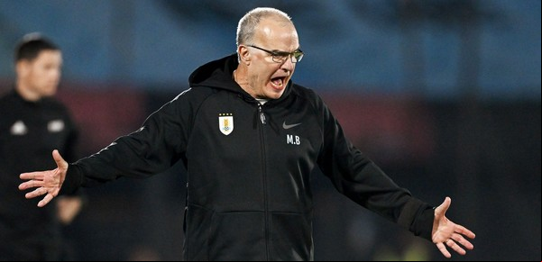 Uruguay, en crisis tras el escándalo con Bielsa: cinco referentes tuvieron una reunión "fuerte" con la dirigencia en la previa del viaje a Perú