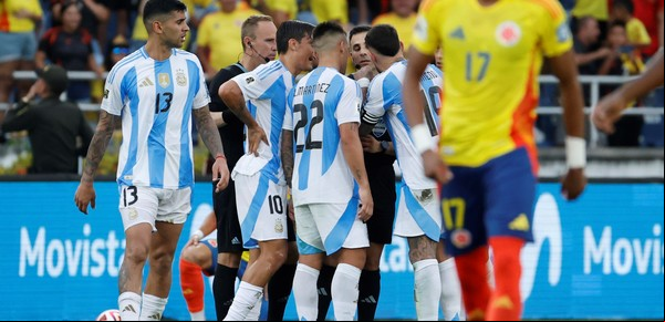 Final caliente entre Colombia y Argentina en Barranquilla: un emblema de la Selección mostró el parche de campeón del mundo y fue suspendido