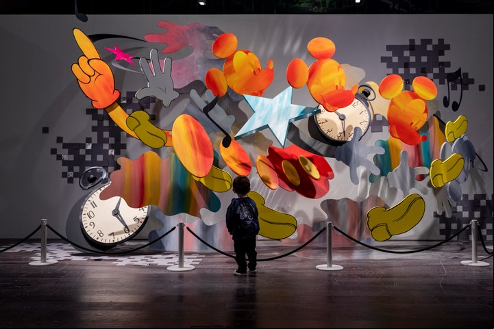 Flotante y tridimensional es Mickeyconpatas; instalación con piezas superpuestas pintadas a mano, unidas por tanzas, de Diego “Ojosconpatas” Martínez. Crédito: Soledad Amarilla.