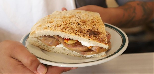 Este bar de Balvanera se destaca por sus famosos "pizzandwiches" acompañados del mejor vermú