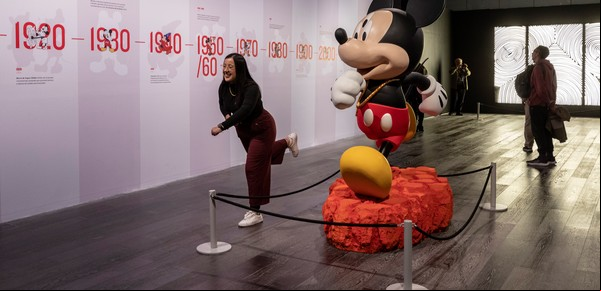 El ratón Mickey despliega su imperio de color y risas en el CCK