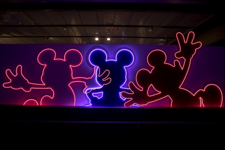 Un trío con siluetas de Mickey en neón recibe a los visitantes. Crédito: gentileza CCK.