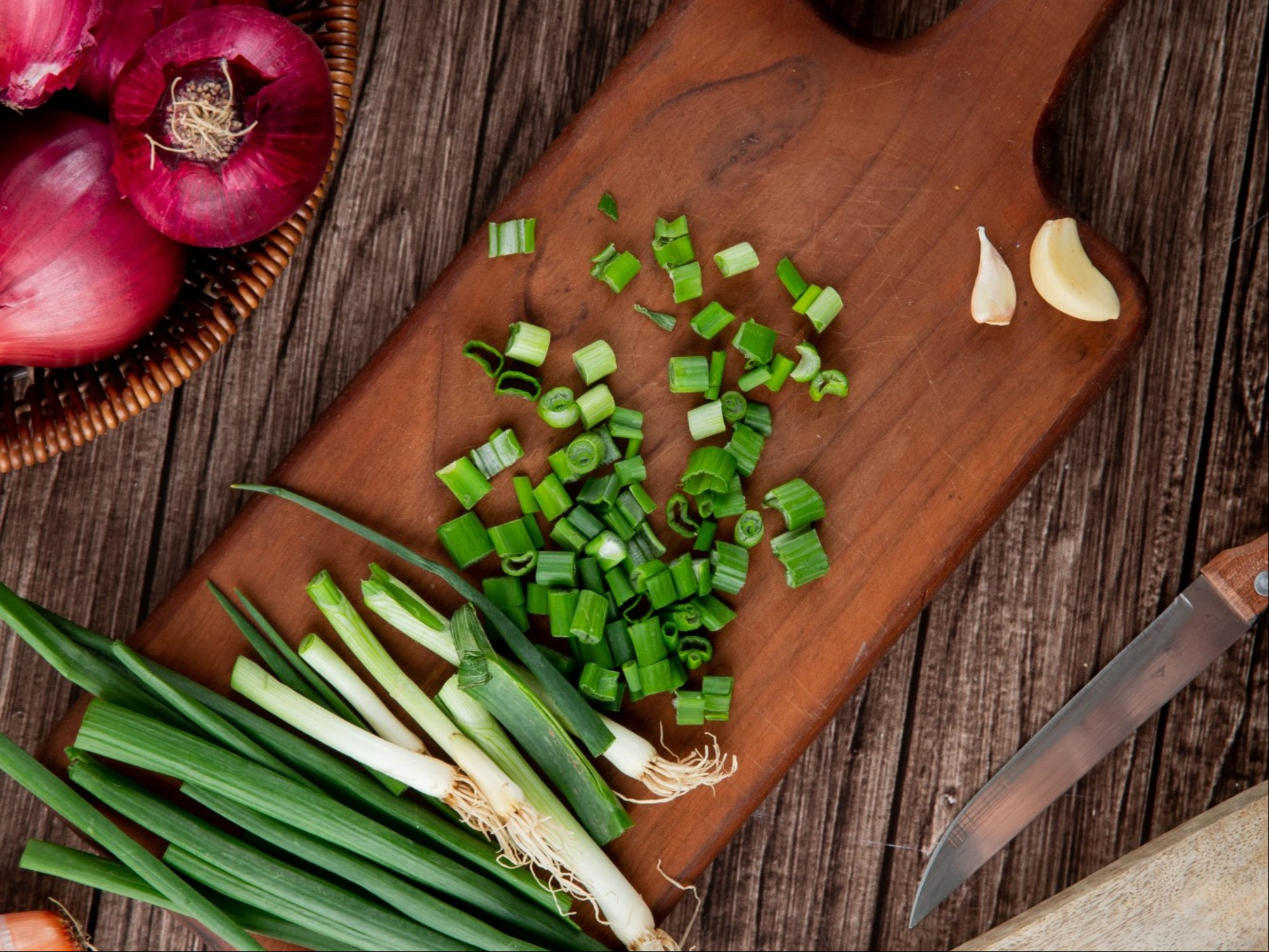 De la misma famiia biológica que la cebolla y el ajo, contiene muchos nutrientes esenciales. Foto: Freepik.