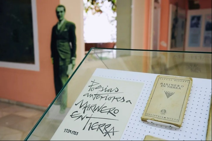 Vista de la primera edición de "Marinero en Tierra", el primer poemario de Rafael Alberti, de cuya publicación se cumple un centenario en la Fundación Rafael Alberti. EFE/Román Ríos