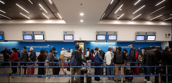 Paro de Aerolíneas Argentinas del viernes 13: qué vuelos están afectados y hasta cuándo durará