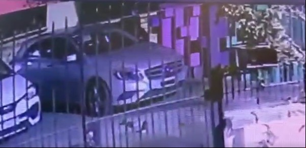 Misterio en Villa Ballester: un comerciante fue filmado mientras abandonaba el cuerpo de una ex empleada en plena calle