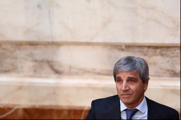 Importaciones puerta a puerta, dólar barato y las Fiestas: el combo navideño de Luis Caputo para la clase media