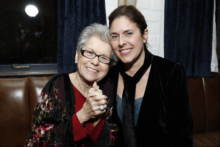 Betty Dodson a los 90 años junto a Carlin Ross, quien actualmente es la “guardiana de todo lo relacionado con Betty Dodson”. Foto: Yim/ Getty Images/ AFP.