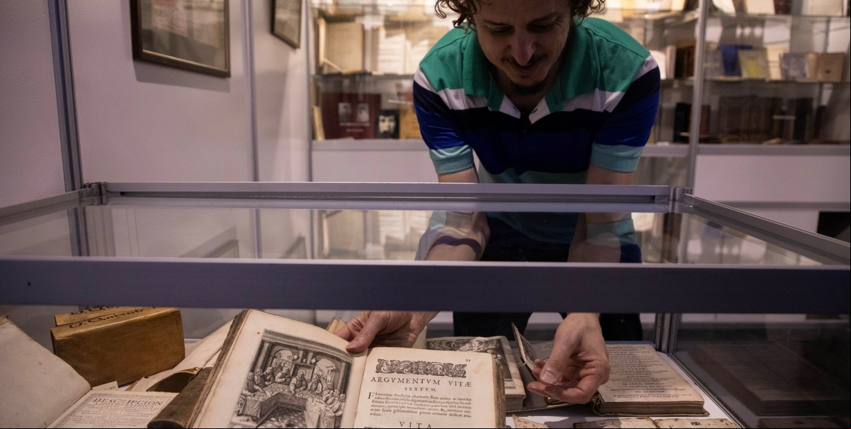 Últimos tres días para descubrir verdaderas joyas en la Feria del Libro Antiguo