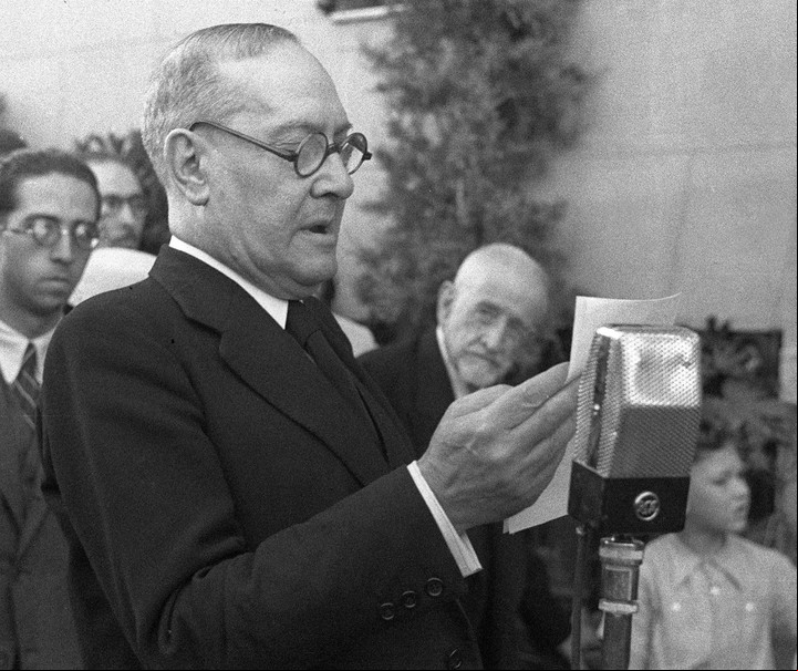 El poeta Manuel Machado participa en un acto en Madrid. EFE / Archivo Clarín