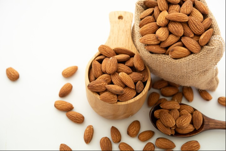 Cultivar almendras en casa permite consumir un alimento saludable, libre de químicos. Foto: Freepik.