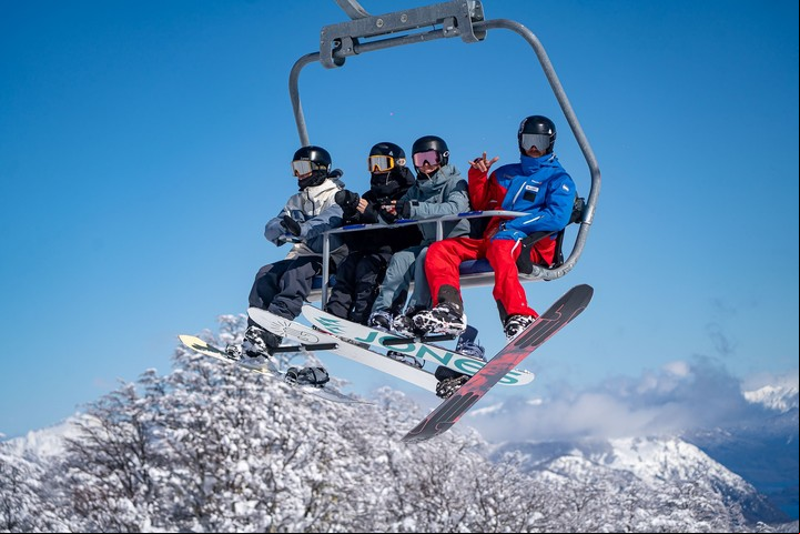 En octubre habrá 50% de descuento en el alquiler de equipos. Foto Diego Costantini/Cerro Chapelco