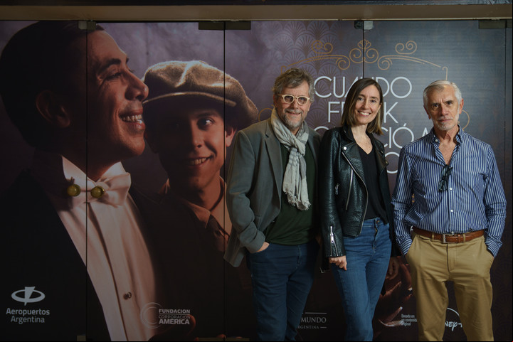 Raúl López Rossi y Manuel González (autores) rodean a la directora de "Cuando Frank conoció a Carlitos" Natalia del Castillo. Foto: Juano Tesone