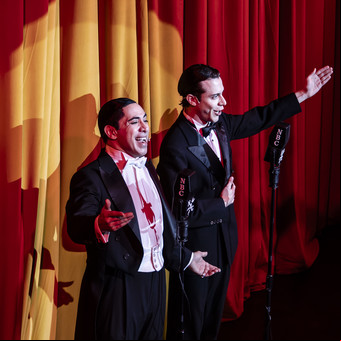 El improbable encuentro de El Mudo y La Voz: Gardel y Sinatra cantan tangos en Nueva York, para la comedia más exitosa del año