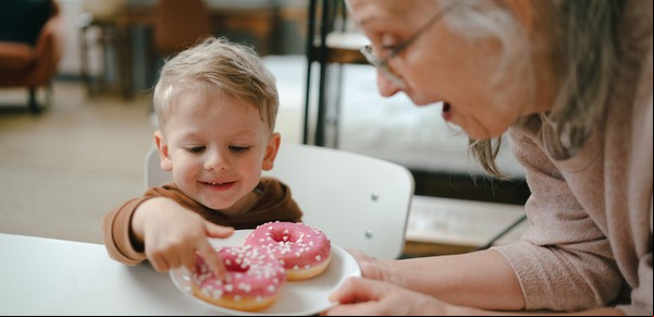 El síndrome del bolso de la abuela: un riesgo inesperado para los niños