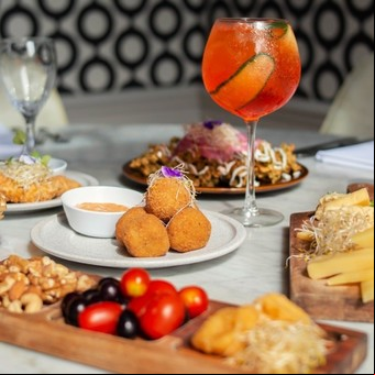 En Recoleta, esta casona funciona desde 1999 con una propuesta de coctelería, arte y gastronomía en cuatro pisos de diseño neoclásico