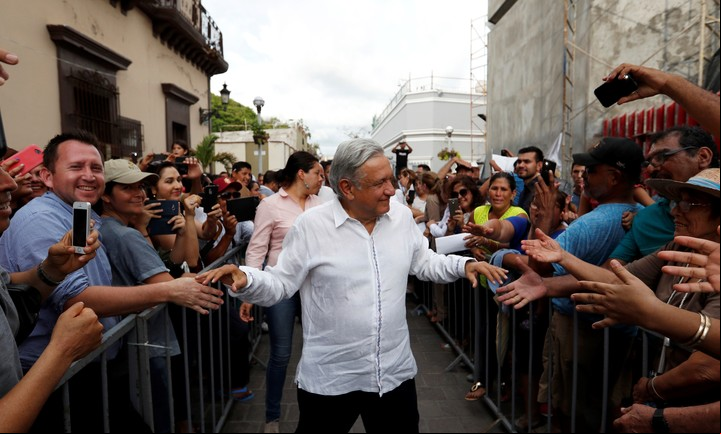 Andrés Manuel López Obrador, rodeado de seguidores, poco después de haber sido elegido como presidente de México, en septiembre de 2018. Foto: AP   