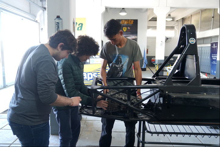 El poryecto de un auto de carreras eléctrico en el que trabajan alumnos de escuelas técnicas porteñas. Foto: Guillermo Rodríguez Adami