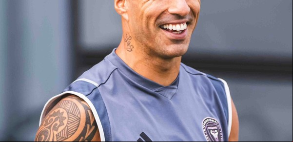 Luis Suárez sorprendió con su nuevo look en Inter Miami: apareció "a lo De Paul" con el pelo platinado