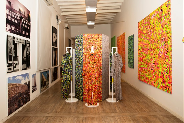 Instalación con los nuevos diseños en su estudio de la calle Humberto Primo.
Foto: Gentileza Sudestada.