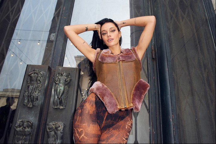 Oriana, un ícono de la moda, en París.