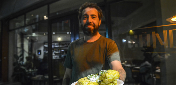 De la Paternal a Chacarita, el bodegón moderno que es furor por su tortilla de papa: la más cremosa de Buenos Aires