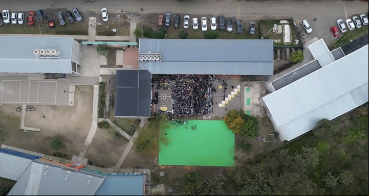 La escuela está ubicada en General Pacheco, en las inmediaciones del barrio popular Las Tunas, en Tigre.