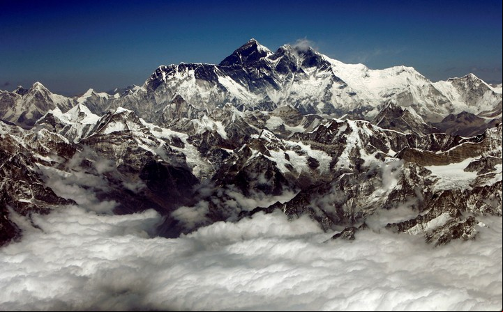 El Monte Everest, el pico más alto del mundo con una altitud de 8.848 metros, se ve en esta vista aérea el 25 de marzo de 2008. REUTERS/Desmond Boylan/Foto de archivo