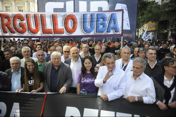 El rector Ricardo Gelpi, junto a otras autoridades de la UBA y la FUBA, en la primera marcha universitaria.
Foto Federico Lopez Claro