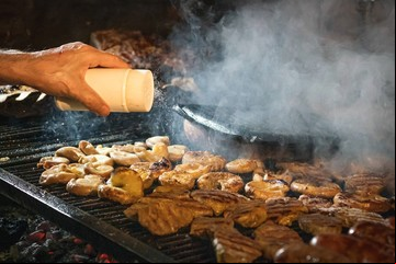 La parrilla más oculta de Palermo que sorprende a los hinchas de Racing con su ambientación: su ubicación es un secreto y siempre está llena