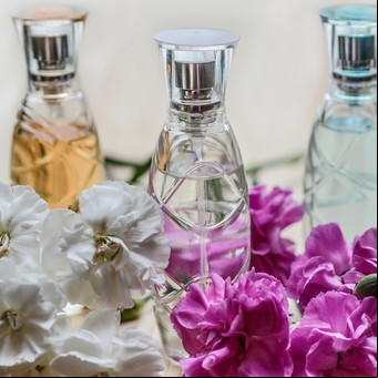 Cómo hacer un perfume casero con aceites esenciales naturales