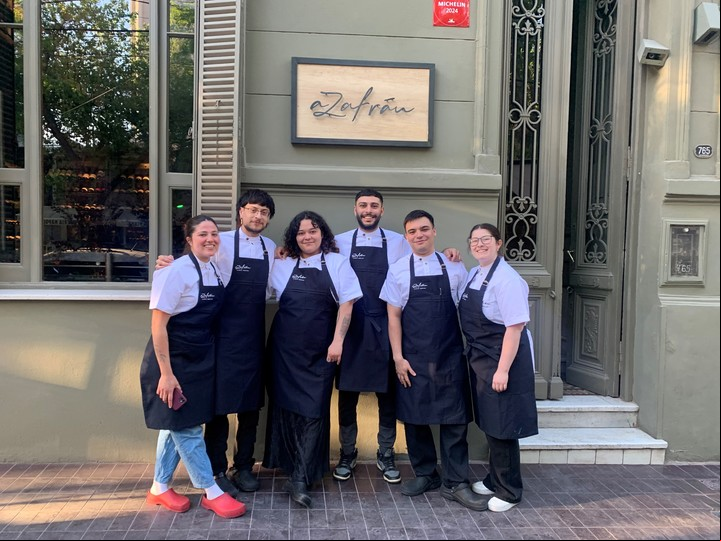 Daniela con sus compañeros de Azafrán, el restaurante mendocino premiado con una estrella Michelin. Foto Gentileza Azafrán
