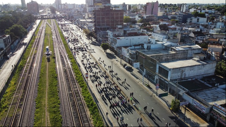 Bajo el lema “Madre tu mirada buscamos la unidad” miles de peregrinos parten hacia Luján desde santuario San Cayetano. Foto Francisco Loureiro