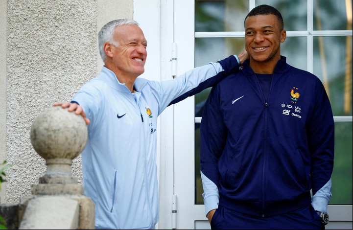 Deschamps y Mbappé en la Selección sa. (Sarah Meyssonnier/Pool via AP, File)