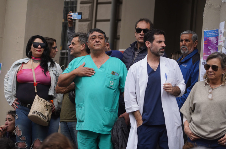 Concentración y abrazo simbólico al Hospital Bonaparte
Foto Guillermo Rodriguez Adami