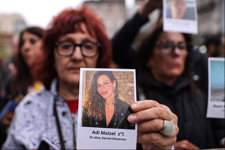 Una mujer sostiene una fotografía durante una manifestación en apoyo a Israel, este lunes en Buenos Aires.
EFE/ Juan Ignacio Roncoroni