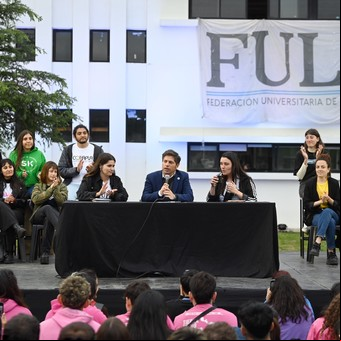 En silencio, Axel Kicillof espera por una charla con Cristina y le abre el territorio a Ricardo Quintela