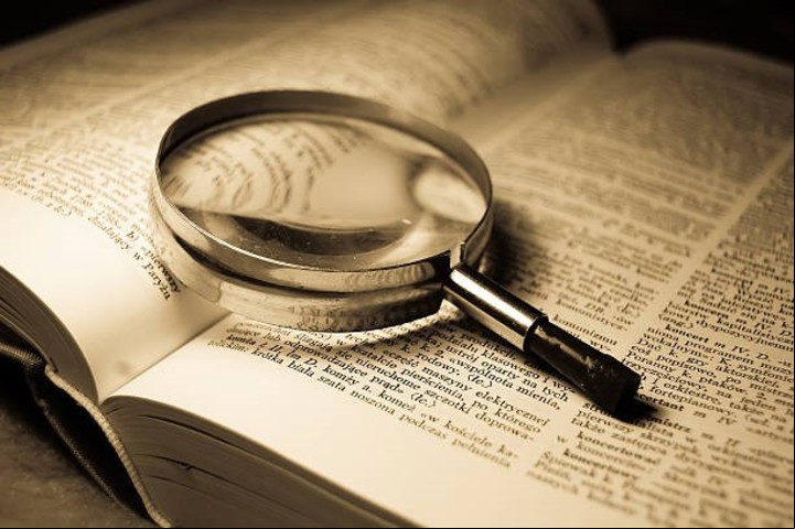 La Real Academia Española (RAE) fue fundada en 1713 con la misión de regular y preservar el idioma. Foto: iStock.