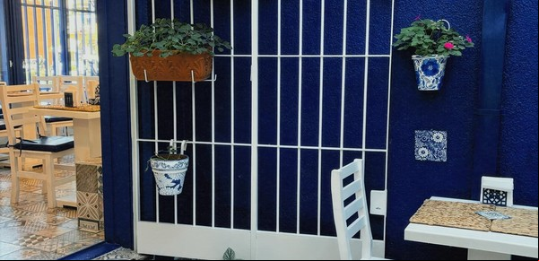 En este café estilo mediterráneo de Liniers podés merendar y pintar cerámica como si estuvieras en Grecia