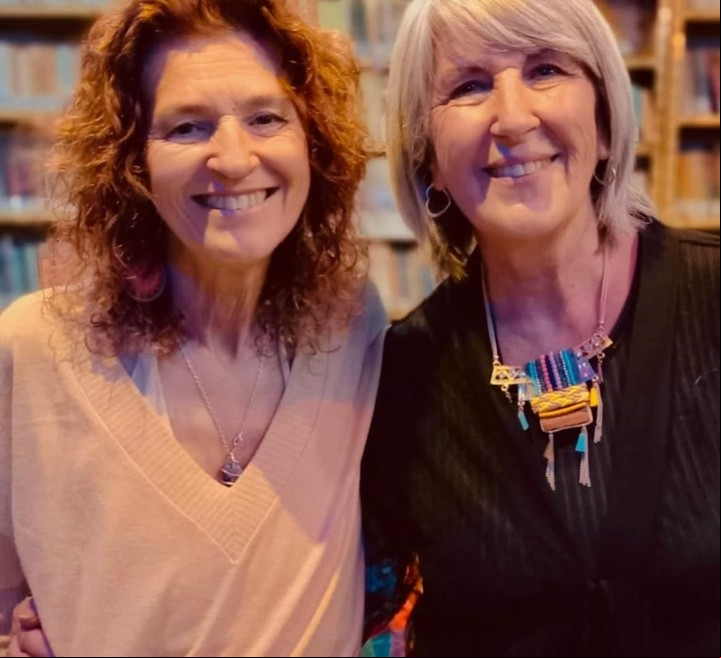 Alejandra Fernandez junto a la cantante folclórica Marta Pirén en su ultimo taller de canto en Luis Guillón.